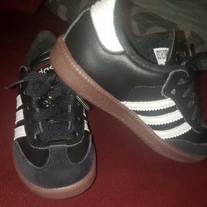 Young boys Adidas samba sneakers
